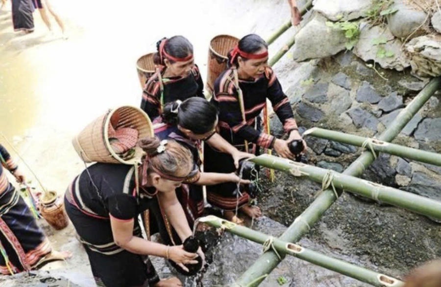 Nước đã gắn liền với đời sống của người Xơ Đăng. Thần Nước luôn được người Xơ Đăng tôn kính và thờ phụng - Ảnh: Internet