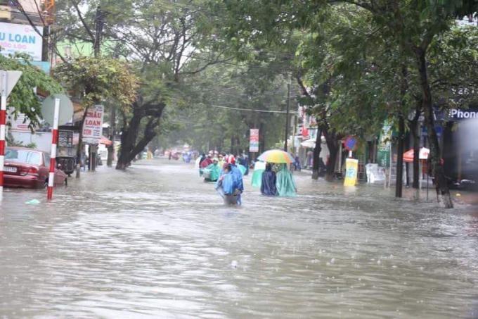 Hầu hết các tuyến đường điều ngập nước.