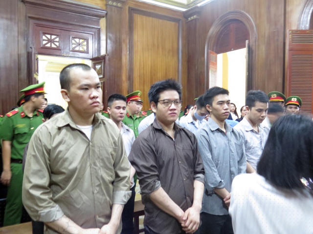 Các bị cáo nghe tòa tuyên án.
