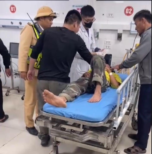 Lực lượng Cảnh sát giao thông hỗ trợ đưa người bệnh đi cấp cứu kịp thời.