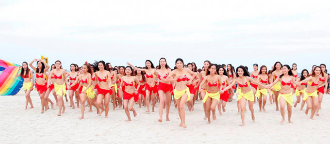 Hàng trăm người đẹp rạng rỡ khoe vẻ quyến rũ, sôi động và gợi cảm