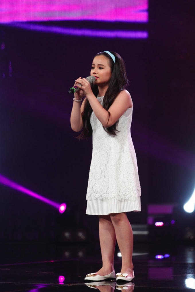 Khánh Linh phô diễn giọng hát truyền cảm với ca khúc "Mẹ tôi".