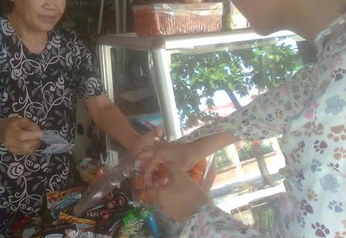 Những món ăn vỉa hè không đảm bảo vệ sinh được bán nhiều tại các cổng trường học.