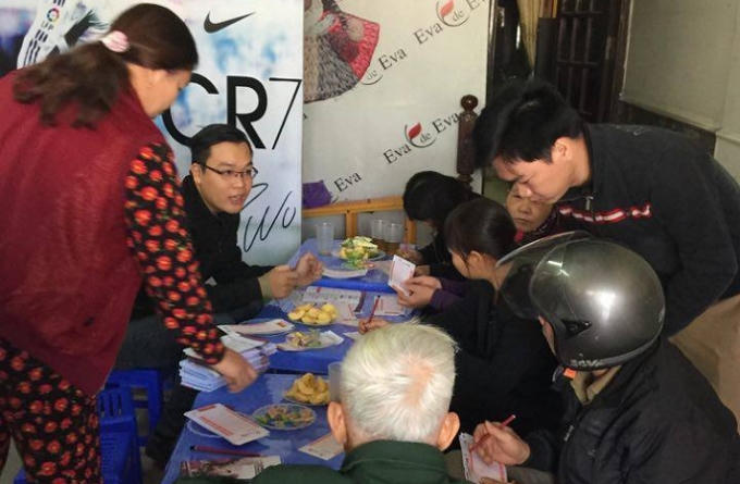 Tại mỗi đại lé bán vé đều có đội ngũ hướng dẫn cho khách đến mua.