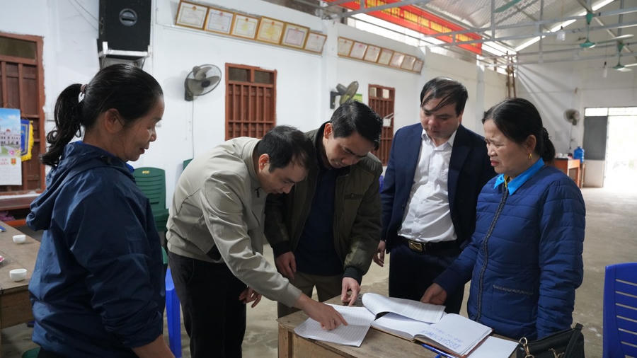 Ông Triệu Anh Chư, Phó Bí thư Đảng uỷ, Chủ tịch UBND xã kiểm tra công tác chuẩn bị trước ngày bầu cử. (áo trắng).