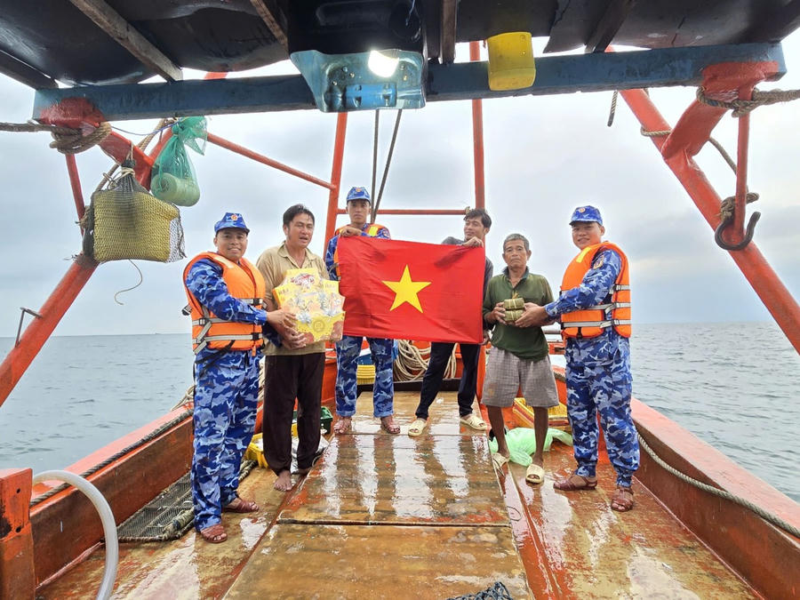 Những phần quà Tết giản dị nhưng thấm đượm nghĩa tình quân - dân