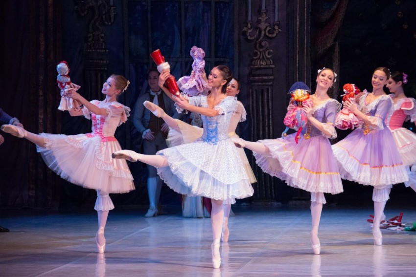 Điệu múa duyên dáng trên mũi giày pointe trong vở ballet Kẹp hạt dẻ.