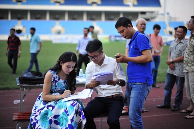 Diễn viên Lương Giang tại sân bóng.