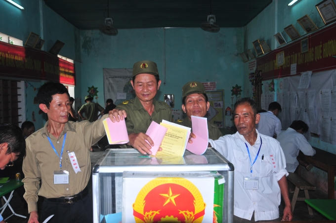 Mỗi lá phiếu một niềm tin, mỗi lá phiếu một hy vọng cho con em cho đất nước giàu mạnh. Nhiều cụ tâm sự, thời chiến thế hệ đi trước đã cầm súng để bảo vệ đất nước này, giờ đây cầm lá phiếu bầu cử xúc động, tự hào góp một phần xây dựng đất nước ngày một đi lên để kế tục sự nghiệp của ông cha ta.