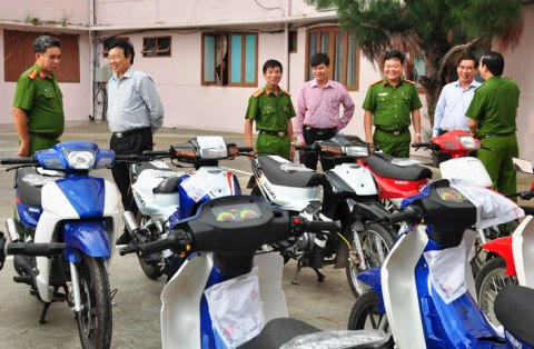 Số xe máy làm giả biển số, chứng nhận đăng ký của Hoàng. Ảnh: Baophuyen.