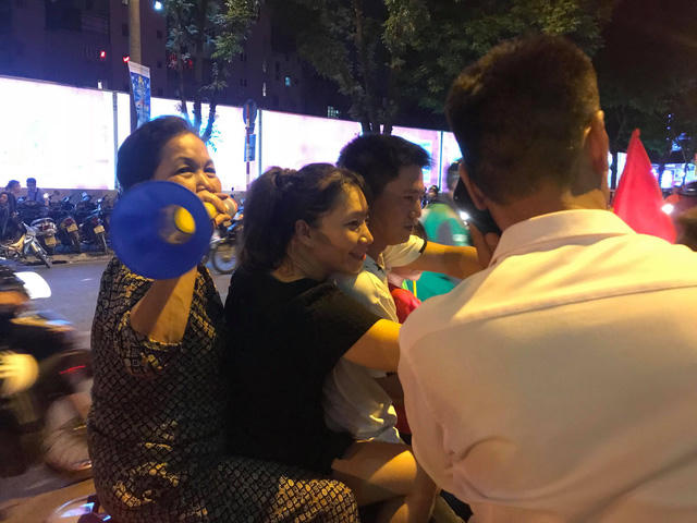 Người d&acirc;n cả nước s&ocirc;i động mừng chiến thắng của đội tuyển Việt Nam