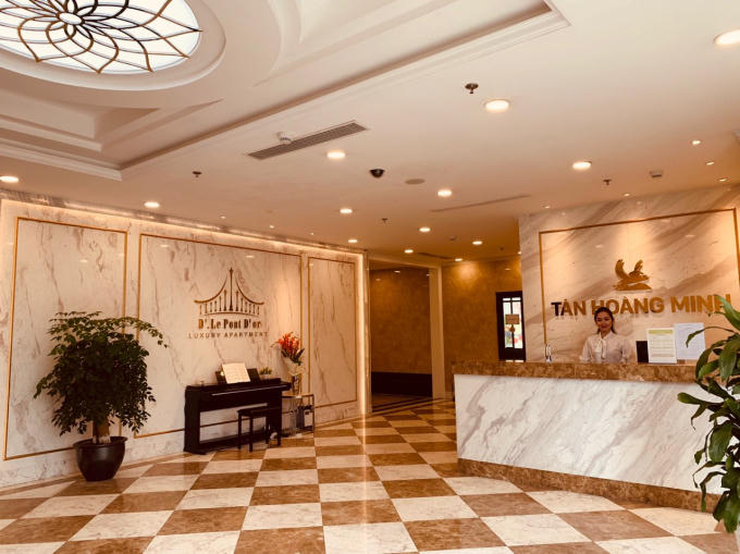 Ngay khi bước ch&acirc;n v&agrave;o t&ograve;a nh&agrave;, mở ra trước tầm mắt l&agrave; đại sảnh cao 7,5m, được &ocirc;ng chủ T&acirc;n Ho&agrave;ng Minh kh&ocirc;ng tiếc tiền b&agrave;y tr&iacute; như một kh&aacute;ch sạn năm sao.