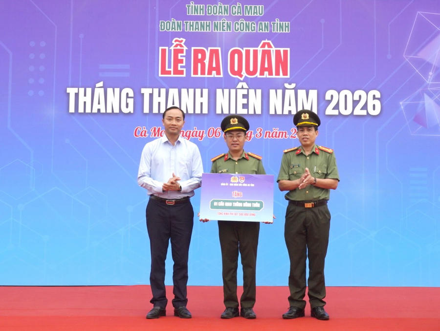 Anh Phạm Tuấn Tài cùng Đại tá Lê Tấn Vinh trao bảng tượng trưng hỗ trợ xây dựng 01 cầu giao thông nông thôn.