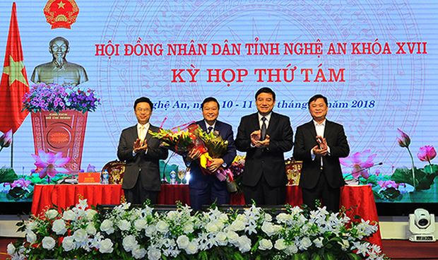 Lãnh đạo HĐND, Tỉnh ủy, UBND tỉnh Nghệ an tặng hoa chúc mừng ông Lê Hồng Vinh.