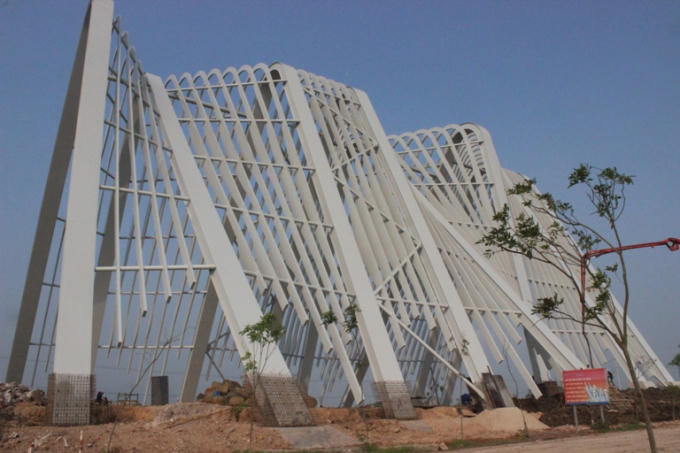 Toàn cảnh cổng chào với hàng trăm thanh sắt lớn nhỏ đan xen.