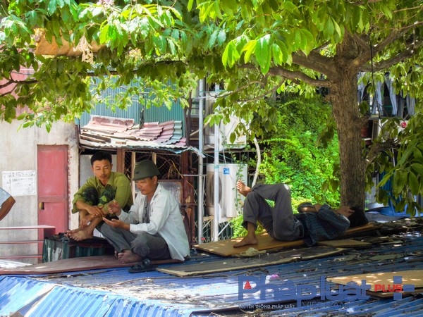 Giờ phút nghỉ ngơi sau giờ làm việc vất vả dưới tán cây tại  đường La Thành.