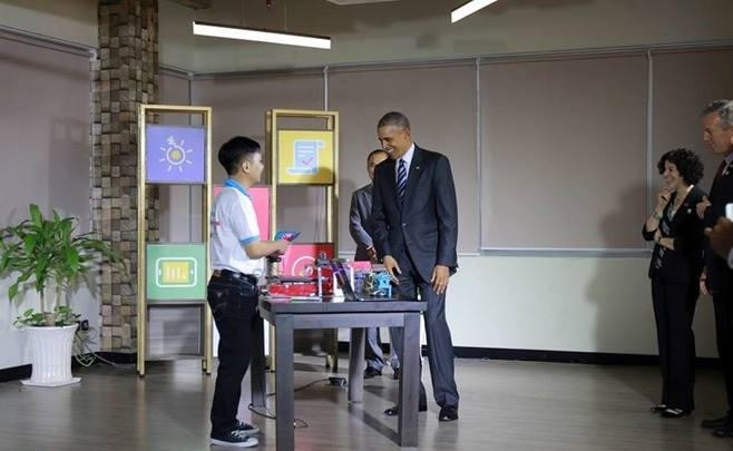 17h10, Tổng thống Obama có mặt ở Dreamplex, sẵn sàng giao lưu với giới startup Việt. Trước khi bước vào buổi giao lưu, ông lên lầu 10, tham quan hai sản phẩm là máy cắt laser K-Laser Cutter và công nghệ tương tác ảo Silicon Straits Augmented Realty. Ông Obama tỏ ra rất thân thiện và thoải mái khi trao đổi cùng các sinh viên về những sản phẩm của họ.