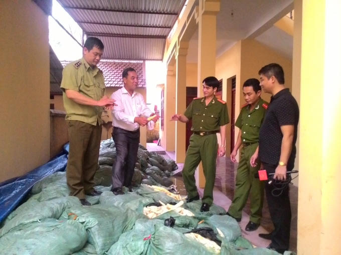 Lực lượng công an và tang vật tại hiện trường.