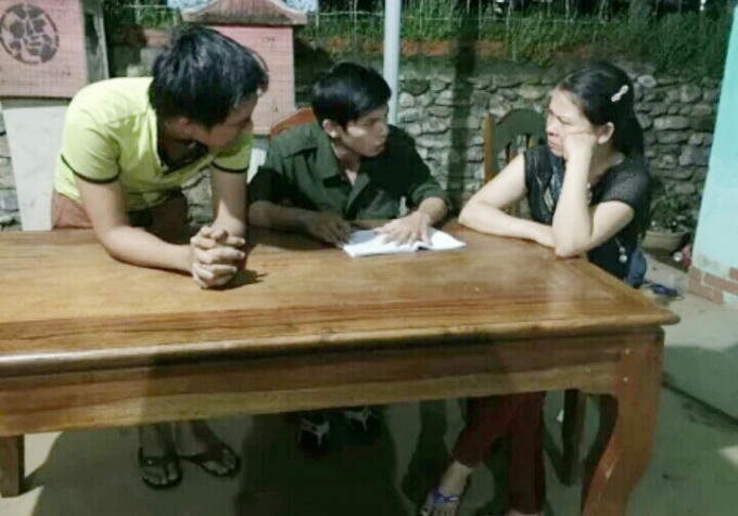 Nhóm thương lái đã đến nhà Bí thư xã cầu cứu. (Ảnh: QT).