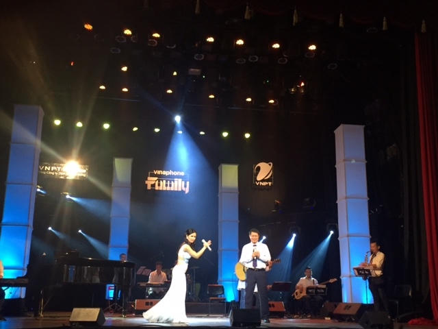 VinaPhone tri ân khách hàng thân thiết bằng đêm nhạc giàu cảm xúc.