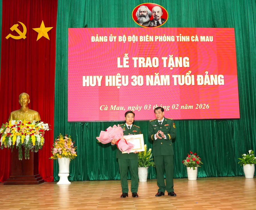 Đại tá Hà Văn Thanh – Tỉnh ủy viên, Phó Bí thư Đảng ủy, Chỉ huy trưởng Ban Chỉ huy BĐBP tỉnh Cà Mau trao Huy hiệu 30 năm tuổi Đảng cho Đại tá Phạm Minh Giang – Tỉnh ủy viên, Bí thư Đảng ủy, Chính ủy Ban Chỉ huy BĐBP tỉnh.
