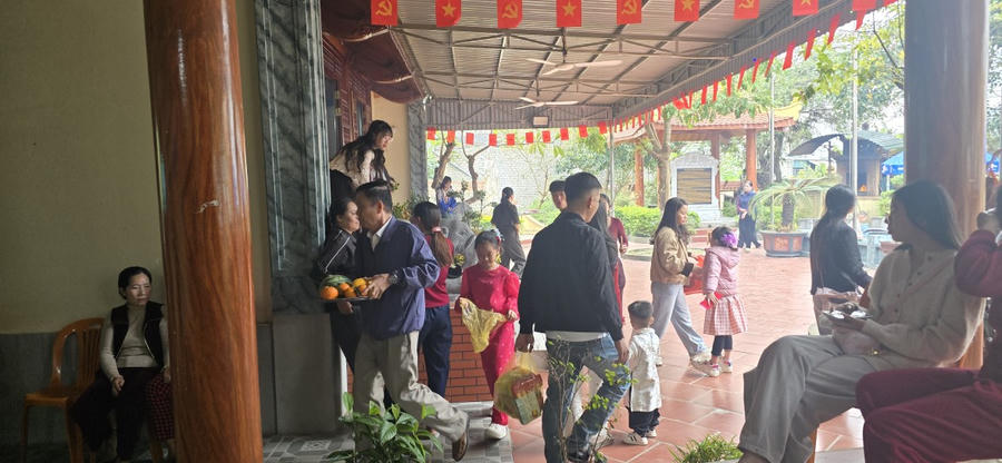 Người dân và du khách thập phương về Miếu Cố Tuệnh dâng hương, cầu bình an trong những ngày đầu năm.