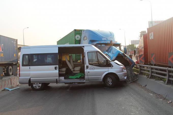 Cận cảnh hiện trường vụ tai nạn liên hoàn trên cầu vượt ngã tư Thủ Đức