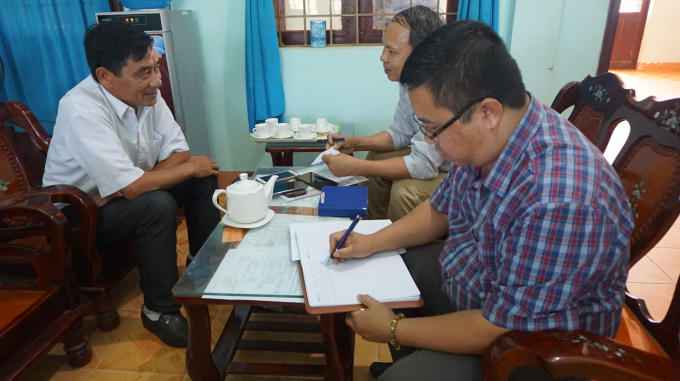 ông Đinh Xuân Hạnh- Chủ tịch UBND xã Eadăh đang làm việc với PV