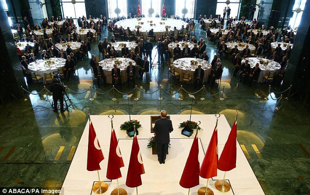 Ông Erdogan tổ phát biểu trong buổi tiệc dành cho các quan chức ở Dinh Tổng thống. Ảnh: ABACA/PA.