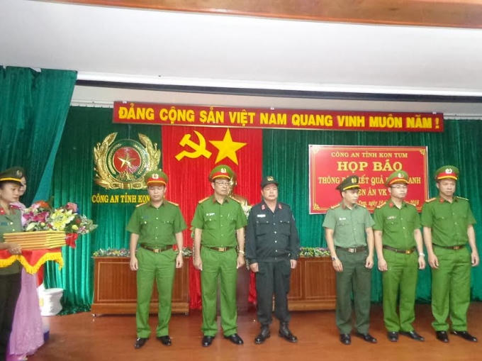 Quyết định khen thưởng các đơn vị, cá nhân.