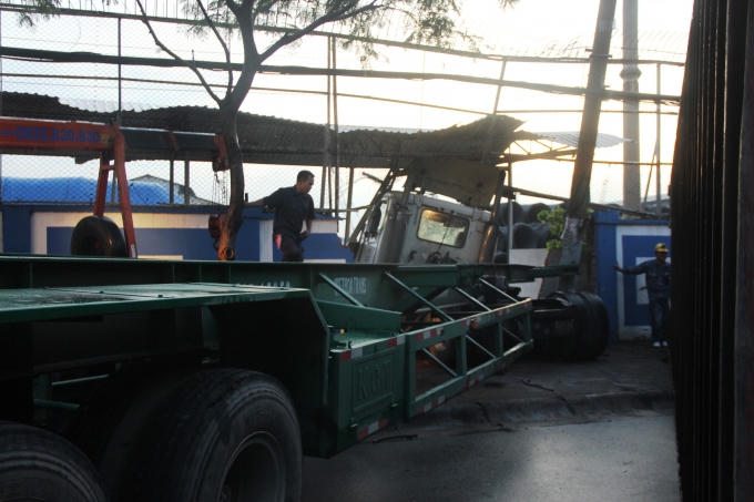 Chiếc container tông sập tường cảng Nhà Rồng .