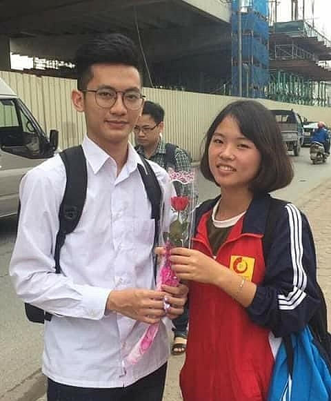  Nhiều khách hàng mua hoa và chụp hình với các bạn sinh viên.