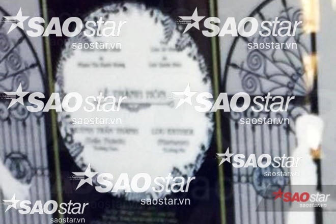 Cận cảnh thiệp cưới có ghi tên Lưu Esther (tên thật của Hariwon) và Huỳnh Trấn Thành.