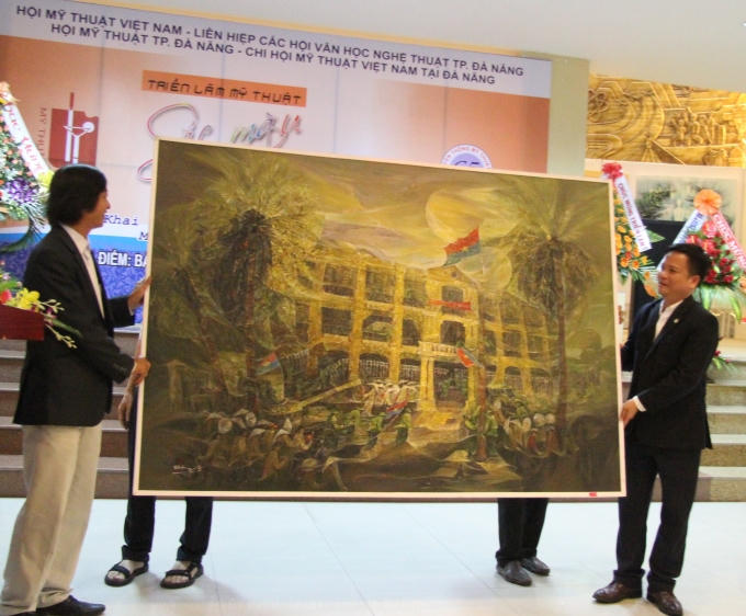 Họa sĩ Hồ Đình Nam Kha đã hiến tặng tác phẩm sơn dầu “Giải phóng Đà Nẵng 1975” cho Bảo tàng Đà Nẵng. Ảnh: Vân Trương