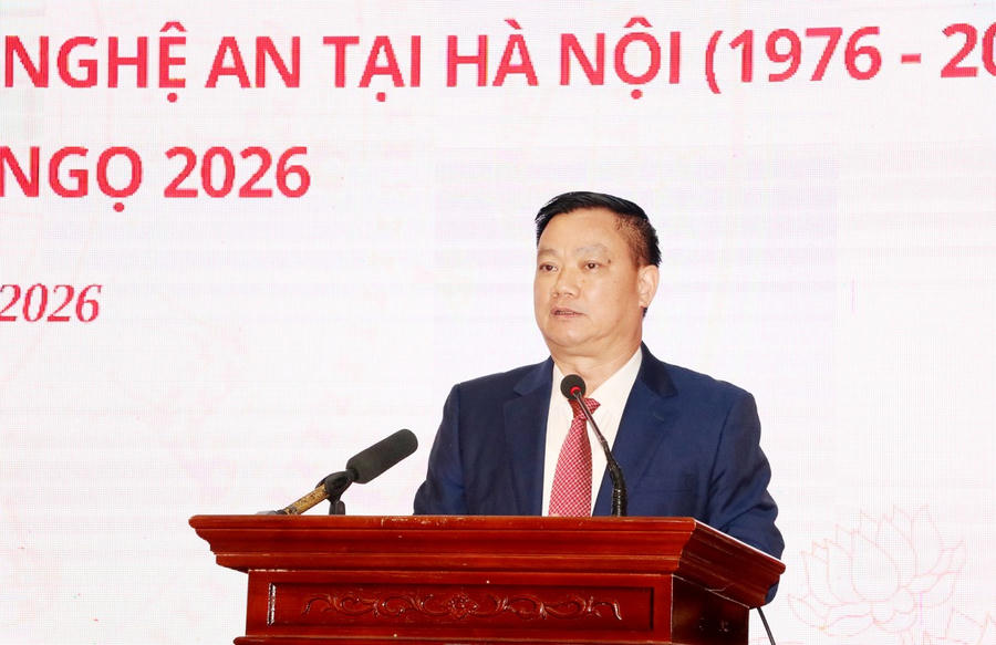 Bí thư Tỉnh ủy Nghệ An Nguyễn Khắc Thận phát biểu tại buổi gặp mặt.