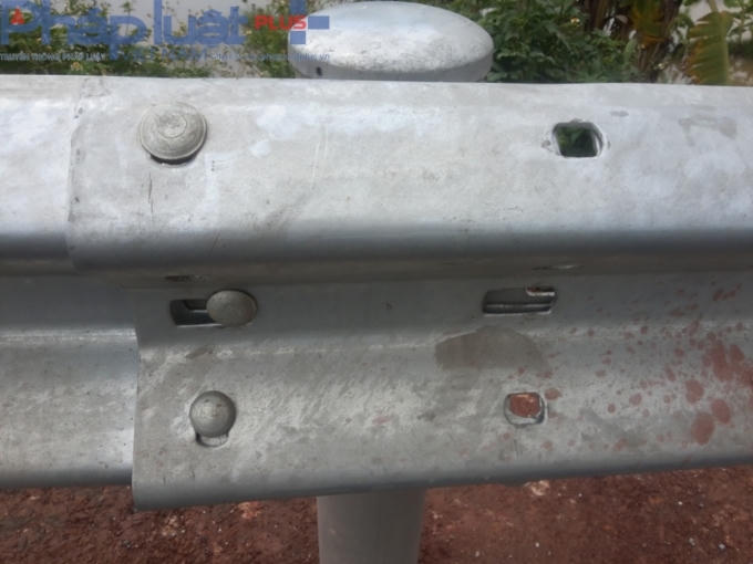 Có 6 đinh ốc vít hộ lan thì mất 3.