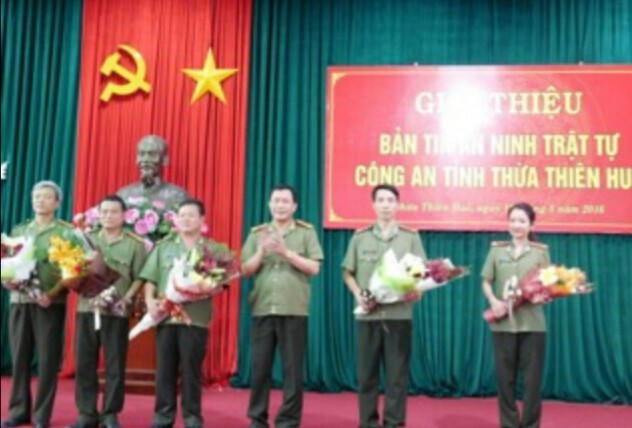 Đại tá Lê Quốc Hùng, Giám đốc Công an tỉnh Thừa Thiên – Huế tặng hoa Ban biên tập bản tin ANTT Công an tỉnh Thừa Thiên - Huế.