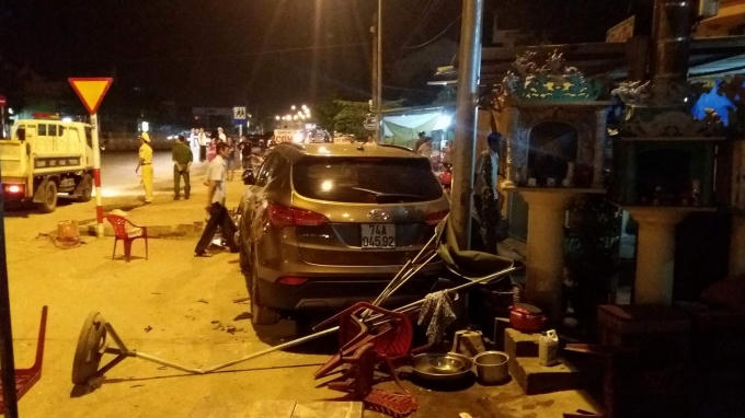 Có 2 nạn nhân bị mắc kẹt ở xe người dân phải đẩy xe ra mới đưa được đưa họ đi cấp cứu được.