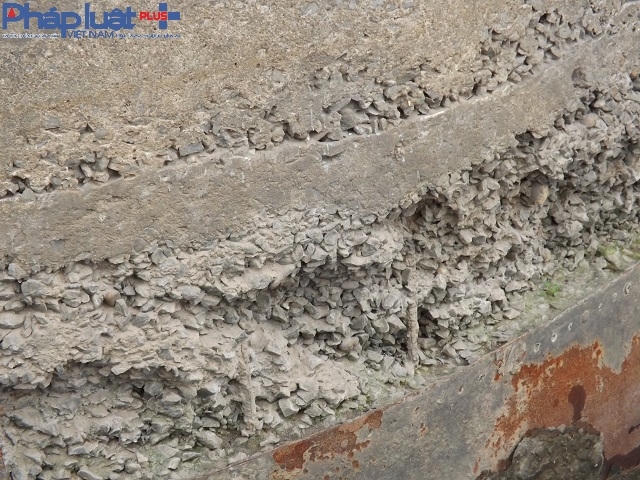 Chân cầu cũng không tránh khỏi thảm cảnh bị bào mòn bởi sức nước.
