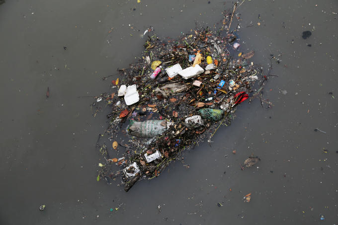 Các loại rác thải tập kết vào nhau thành một tảng trôi nổi khắp nơi.
