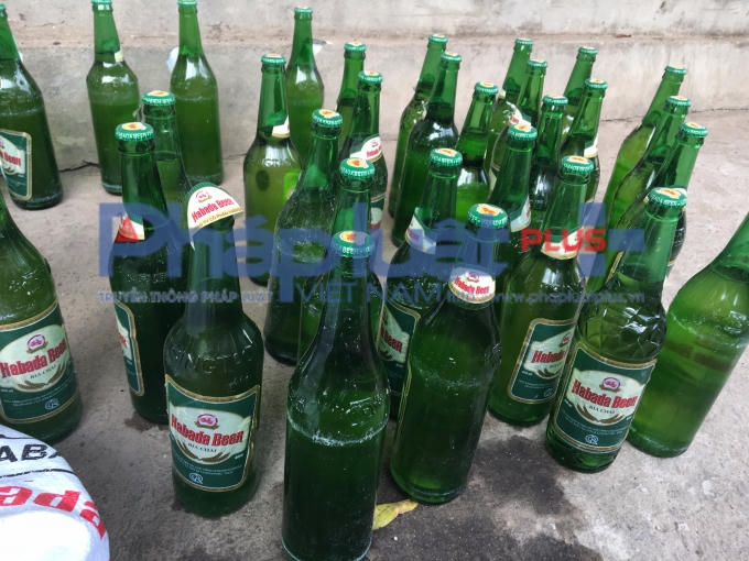 Nhiều chai bia có nhãn Habada lắng cặn, có vẩn đục.