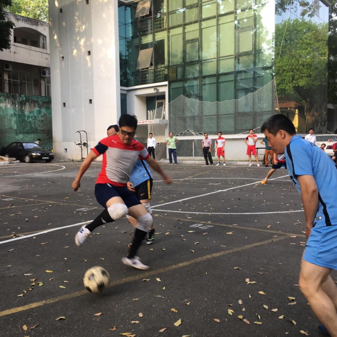 Cầu thủ Đại học Luật Hà Nội (Ghi đỏ) có tố chất, thể hình tốt, đó là lợi thế để họ giành chiến thắng.