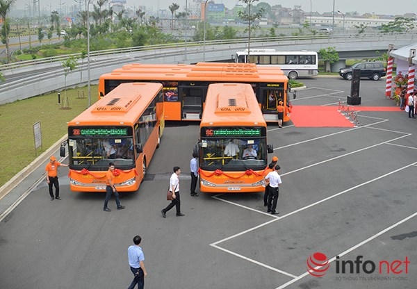Sáng nay (30/4), tuyến xe buýt chất lượng cao đầu tiên đã chính thức được đưa vào khai thác theo lộ trình Ga Hà Nội - Bờ Hồ - Nội Bài.