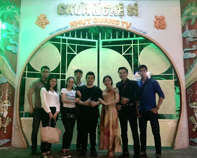 Quang Lê cùng học trò thành kính viếng thăm mộ các nghệ sĩ lão thành vào lúc nửa đêm