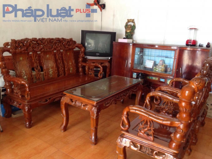 Bộ bàn ghế gỗ đã dùng của nhà bà Vân gán nợ cho ông Khải với giá 100 triệu đồng.