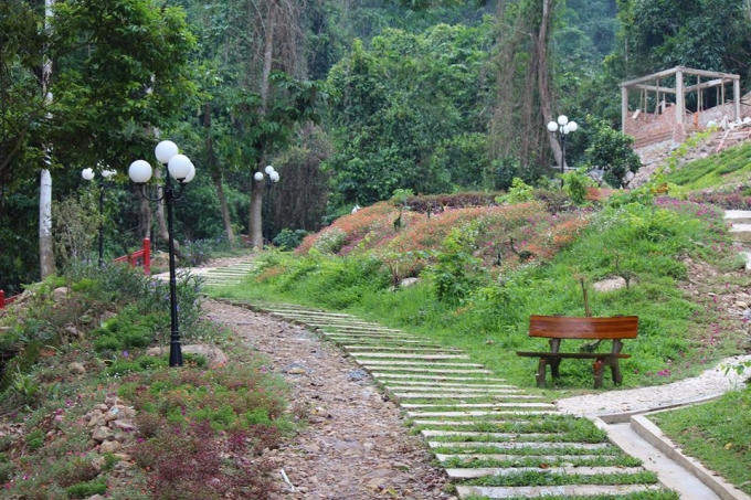 Con đường đi đi lên thác với những dải hoa đủ màu sắc 2 bên.