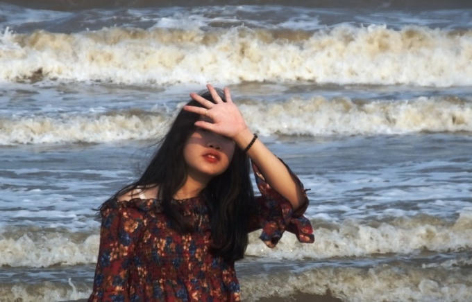 Du khách tạo dáng chụp hình trên bãi biển