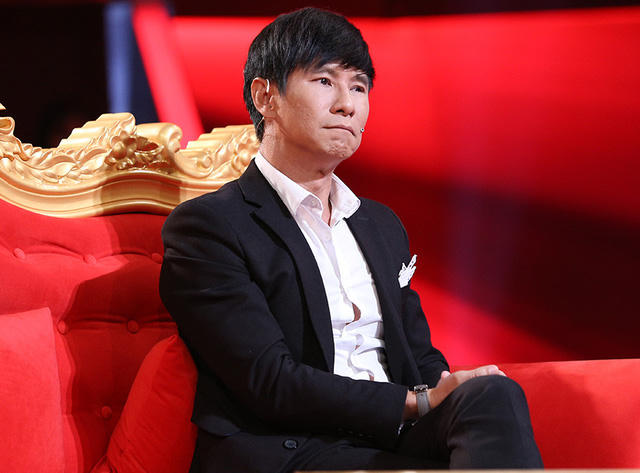 Anh xúc động nhớ lại thời điểm “tủi nhục” của mình: “Đau đớn nhất vẫn là khi đang hát hăng say mà bị MC giật mic để nhường sân khấu cho ca sĩ xịn lên hát, rồi có hôm vừa mới mặc đồ diễn thì tôi bị đuổi về để nhường giờ cho ngôi sao vì họ đến diễn sớm”.