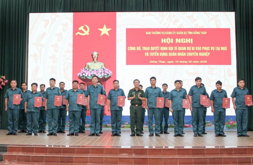 Đại tá Nguyễn Việt Thắng - Phó Bí thư Thường trực Đảng ủy, Chính ủy Bộ CHQS tỉnh trao quyết định gọi SQDB vào phục vụ tại ngũ và tuyển dụng QNCN.