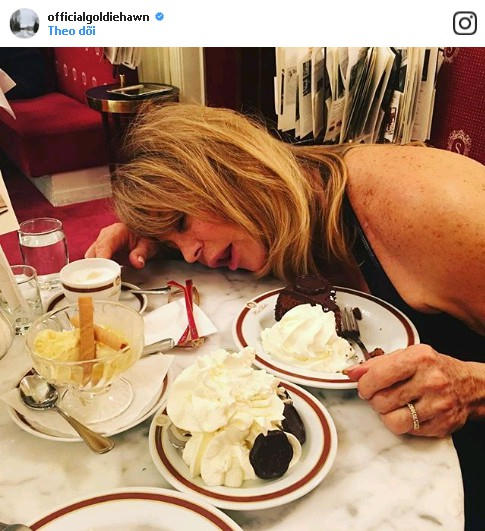 Đây là cách nữ minh tinh Goldie Hawn diễn tả việc mình đã no căng bụng.